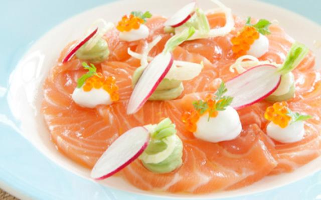 Carpaccio van rauwe zalm met venkel, radijs en avocado