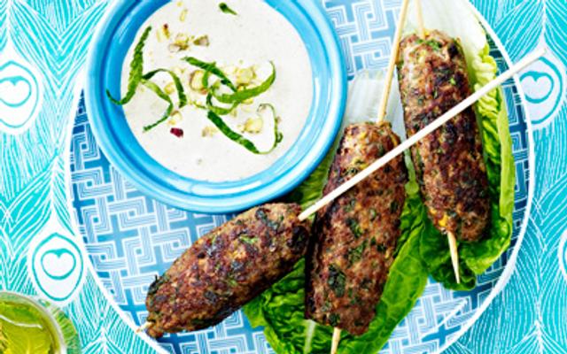 Köfte en tahinsaus met pistachenoten