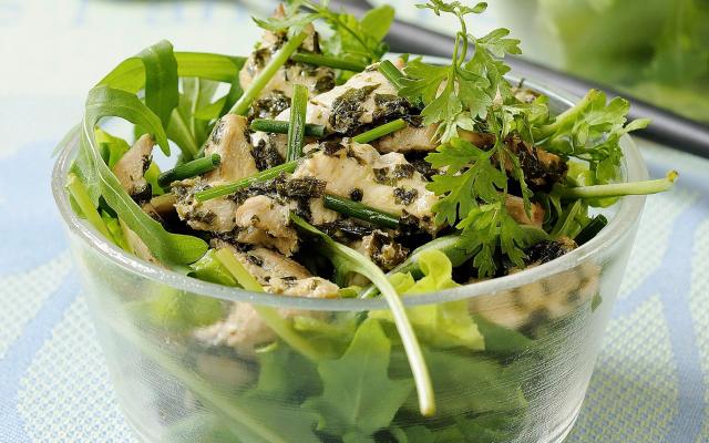 Salade met kip en tuinkruiden