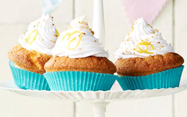 Gevulde cakejes met citroencrème en schuimtopping