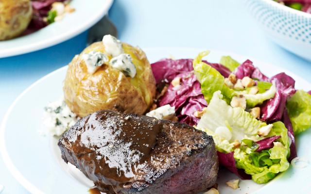 Steak met gepofte aardappel en roquefort