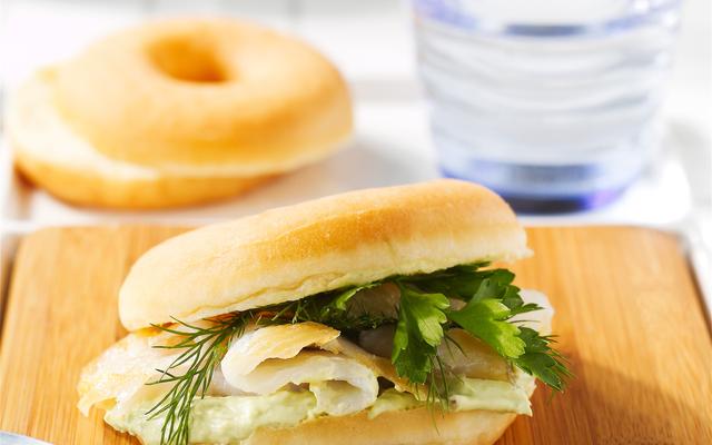 Bagel met heilbot en avocadocrème