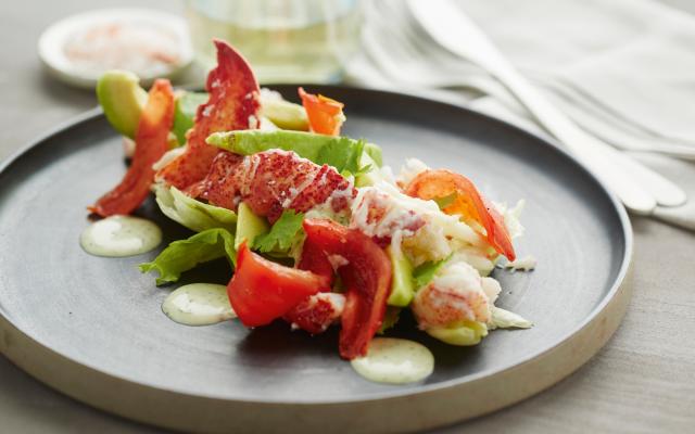 Salade de homard à la tomate confite et coriandre