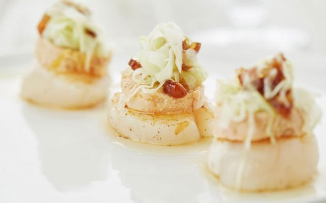 Foie gras met sint-jakobsvruchten, witte kool en saus van witte port