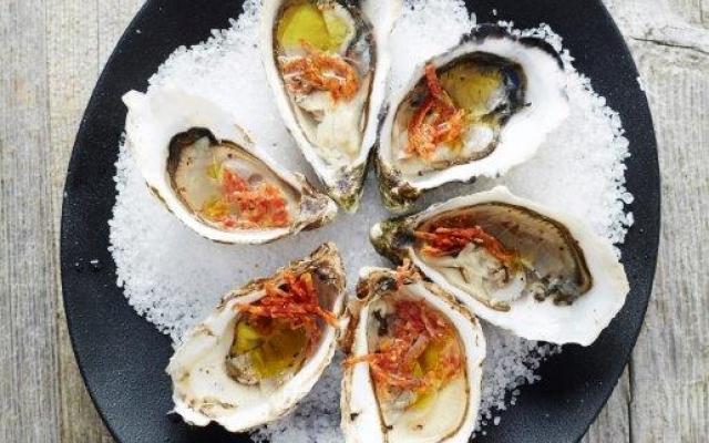 Holle oesters met olijfolie en Italiaanse salami