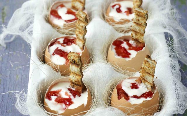 Crème fraîche met aardbeien en toast