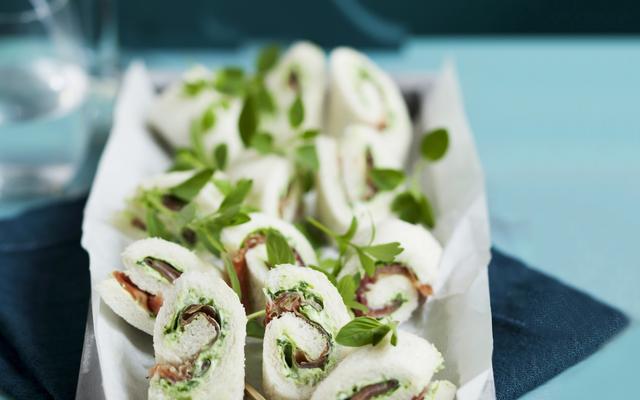 Broodrolletjes met parmaham en kruidencrème
