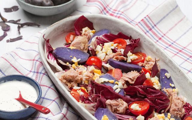 Salade van truffelaardappelen en tonijn
