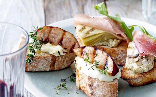 Crostini met artisjokcrème en parmaham