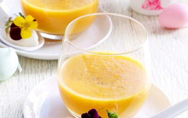Wortelvelouté met een lepeltje mascarpone