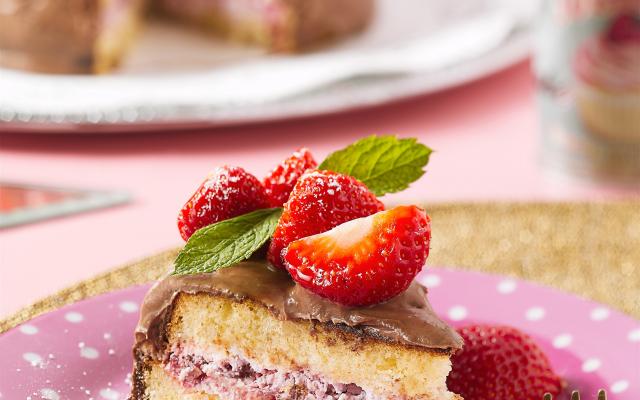 Cake met chocoroom en aardbeien