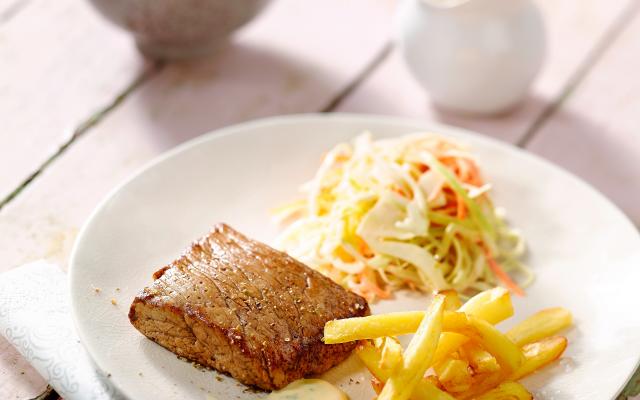 Steak, frites fines et salade de chou
