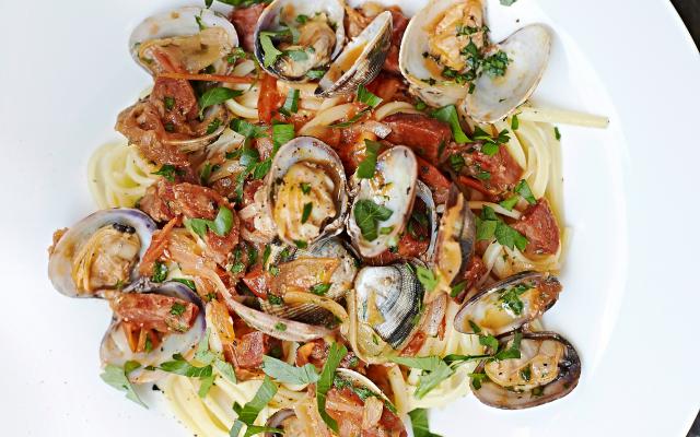 Linguine met palourdes en chorizo