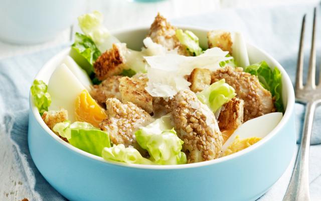 Caesar salade met kip en ansjovisvinaigrette