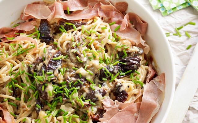 Volkorenpasta met pruimen, gorgonzola en walnoten