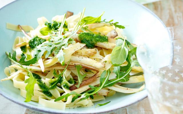 Feestelijke pasta met balsamico, asperges en rucolapesto