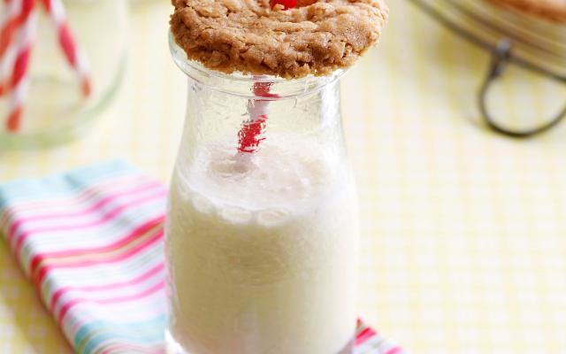 Milk-shake à la banane et cookies au flocons d'avoine