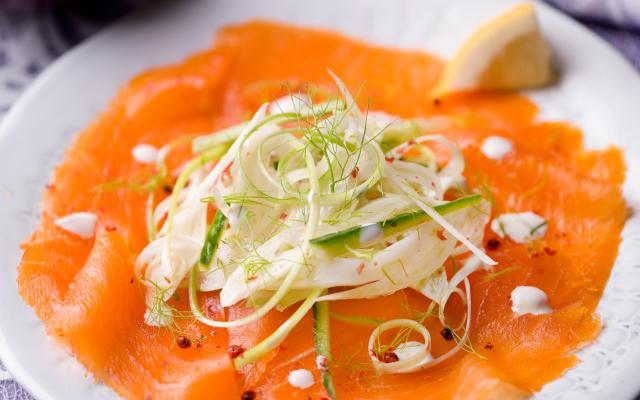 Carpaccio van gerookte zalm met venkel