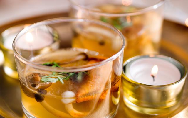 Consommé aux champignons des bois et à la cannelle
