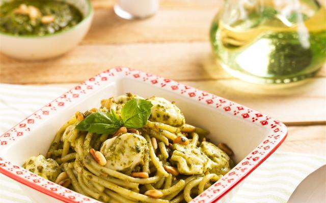 Pasta met pesto en mozzarella