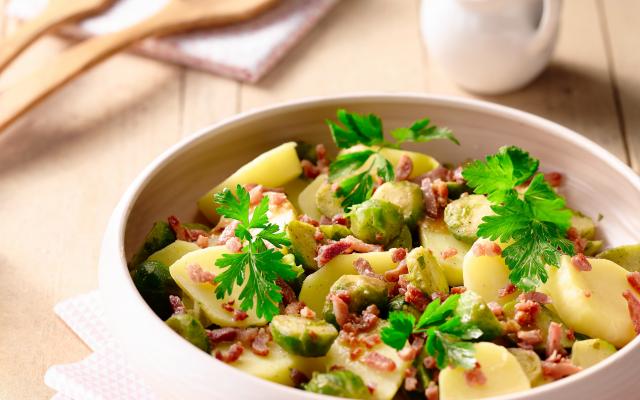 Aardappelsalade met spruitjes en gerookt spek