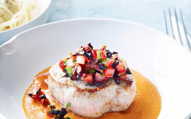 Kalfsmedaillon met saus van geroosterde tomaat en olijvenrelish