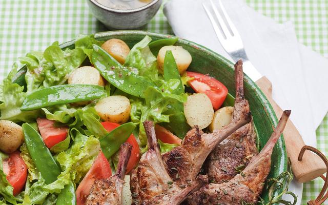 Provençaalse aardappelsalade met groene boontjes en lamskoteletjes