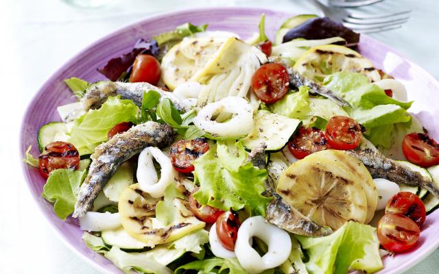Salade met inktvis, sardines en citroen