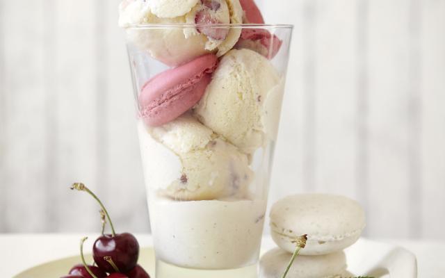 Vanille-ijs met kersen en macarons