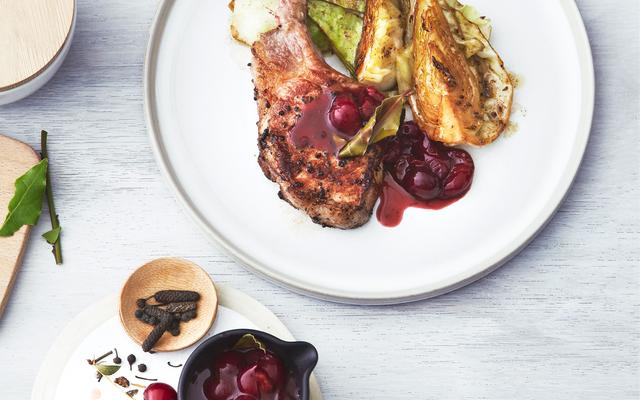 Kotelet van Ibéricovarken met spitskool en kriekensaus