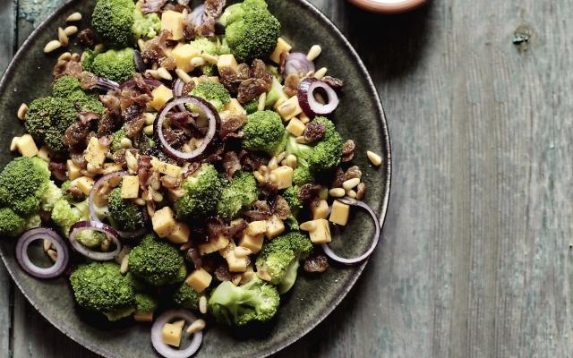 Salade met broccoli en rozijnen