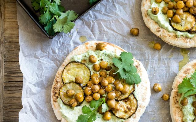 Pita-pizza met kikkererwten en avocadocrème