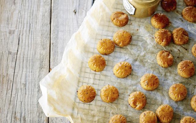 Aperokoekjes met kaas en mosterd