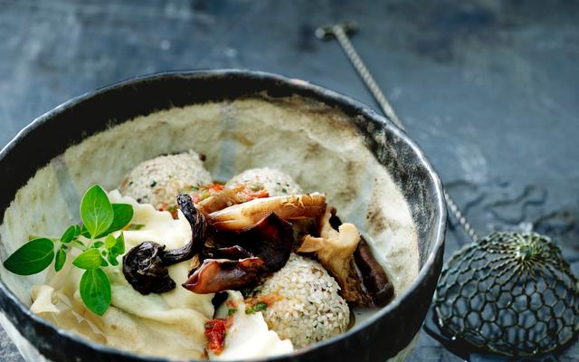 Geklaarde tomatenconsommé met gehaktballetjes en ravioli