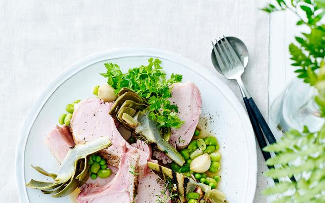 Carré van speenvarken met gegrilde artisjokken