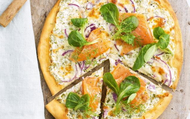 Savant Flash afvoer Pizza met zure room, rode ui, zalm en kruiden - Libelle Lekker