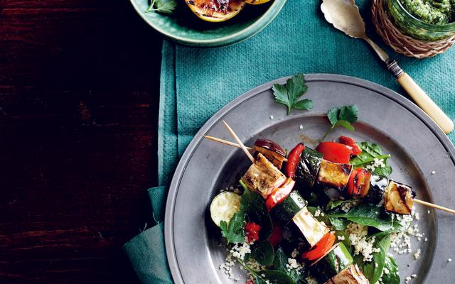 Groentensatés met cashewnotenpesto