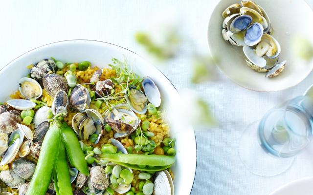 Paella met schelpjes en groenten