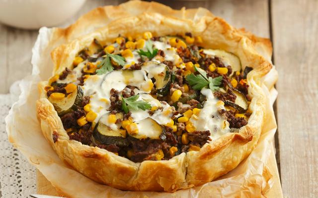 Taart met rundvlees, courgette en maïs