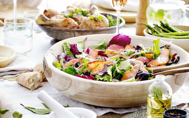 Salade met roze pompelmoes en warmgerookte zalm