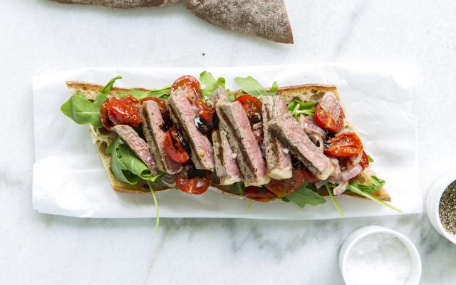 Sandwich au steak, roquette et salsa de tomates