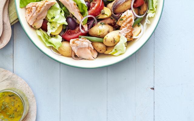 Salade niçoise met gegrilde zalm