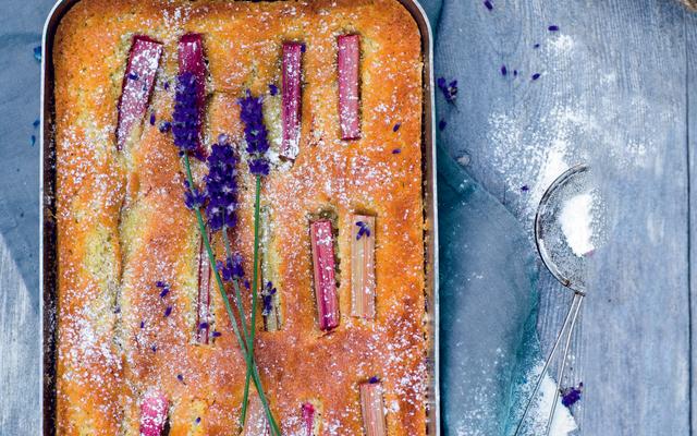 Rabarbercake in een ovenschaal