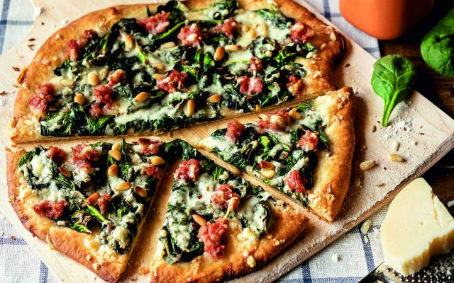 Pizza met Italiaanse salsiccia en spinazie - Libelle Lekker