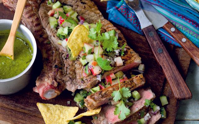 Côte à l'os met chimichurri en komkommersalade