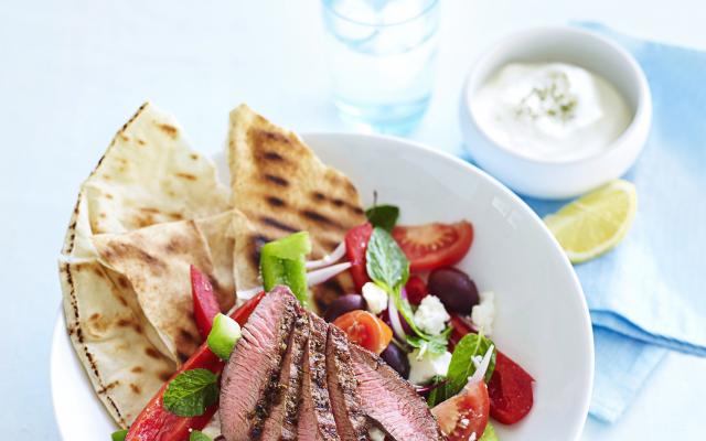 Griekse salade met olijven en lamsvlees