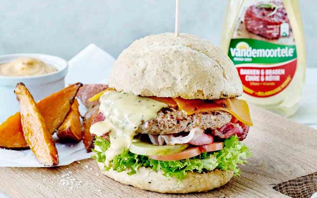 Burger met zoete aardappelfrietjes en gerookte paprikamayo