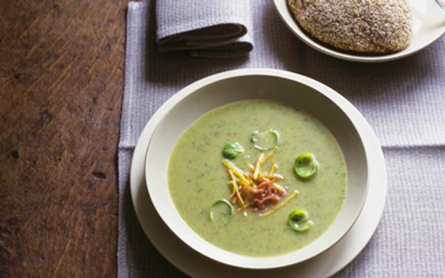 Spruitjessoep met gefrituurde aardappelreepjes en spek
