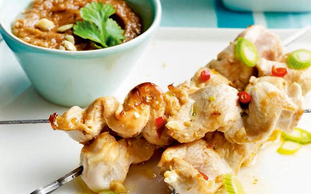 Gegrilde kipsatés met pindasaus