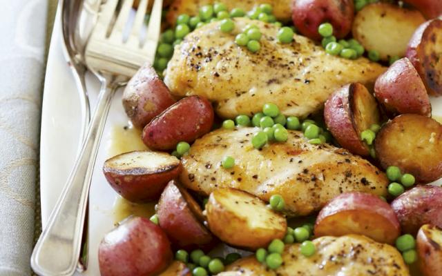 Kip met erwtjes en gebakken aardappelen